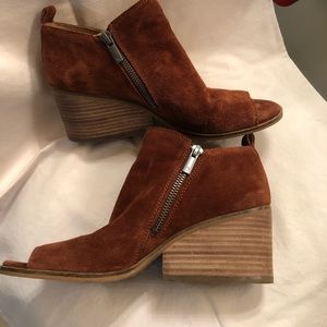 Lucky Brand Women’s Sinzeria Wedge Sandal